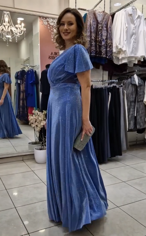 Dekolt w serek, skrzyżowany krój z przodu, rozszerzane rękawy, sukienka