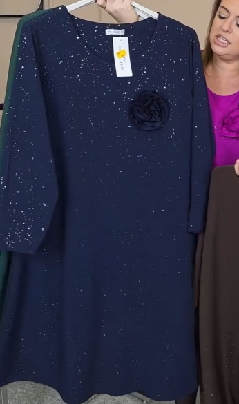 Elegancka sukienka z okrągłym dekoltem ozdobiona cekinami i kwiatowymi aplikacjami.