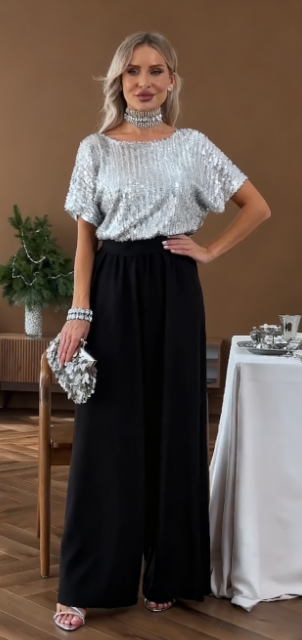 Garnitur z krótkim rękawem i okrągłym dekoltem, ozdobiony cekinami.