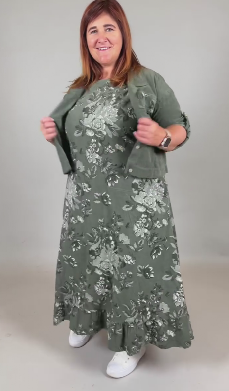 Luźna, bezrękawa sukienka w kwiaty w połączeniu z kurtką jeansową