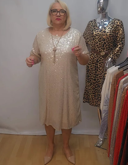 Sukienka z cekinami i okrągłym dekoltem oraz rękawami o długości 3/4