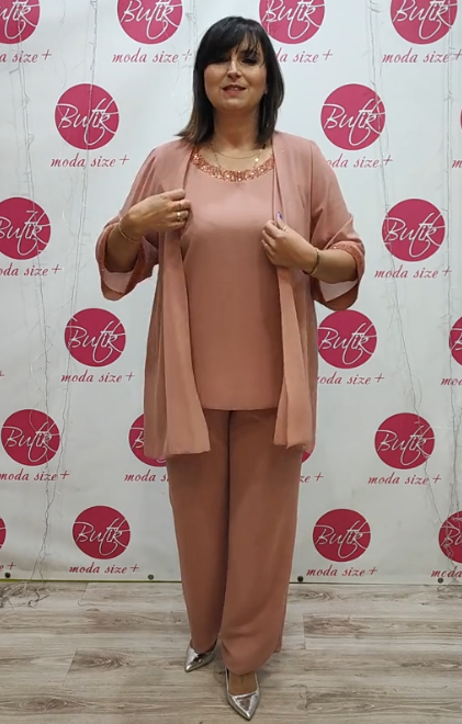 Lekki, trzyczęściowy komplet z cekinami zdobiącymi górę i mankiety.