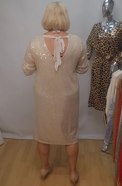 Sukienka z cekinami i okrągłym dekoltem oraz rękawami o długości 3/4