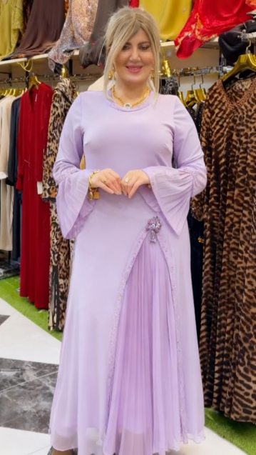 Sukienka z okrągłym dekoltem i rękawami w kształcie dzwonów, ozdobiona cekinami.