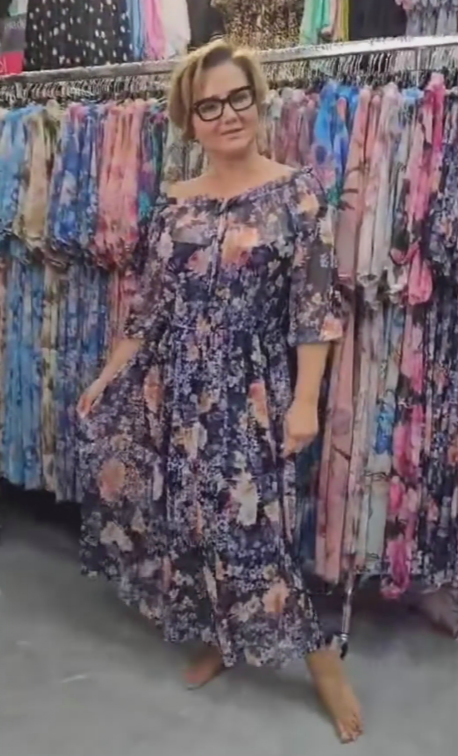 Sukienka z odkrytymi ramionami i półrękawem w nadruku