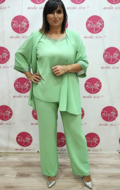 Lekki, trzyczęściowy komplet z cekinami zdobiącymi górę i mankiety.