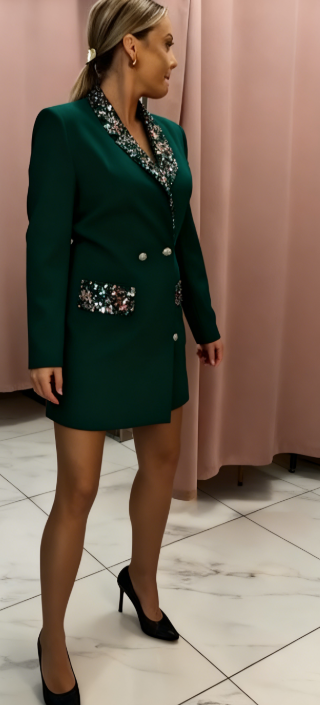 Elegancki kombinezon z cekinowym kołnierzykiem i swobodnym krojem