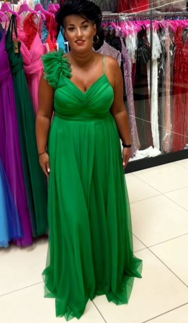 Sukienka z falbankami, tiulem, wysokim rozcięciem na jedno ramię