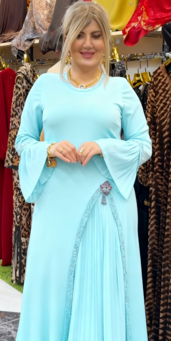 Sukienka z okrągłym dekoltem i rękawami w kształcie dzwonów, ozdobiona cekinami.