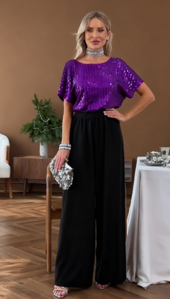 Garnitur z krótkim rękawem i okrągłym dekoltem, ozdobiony cekinami.