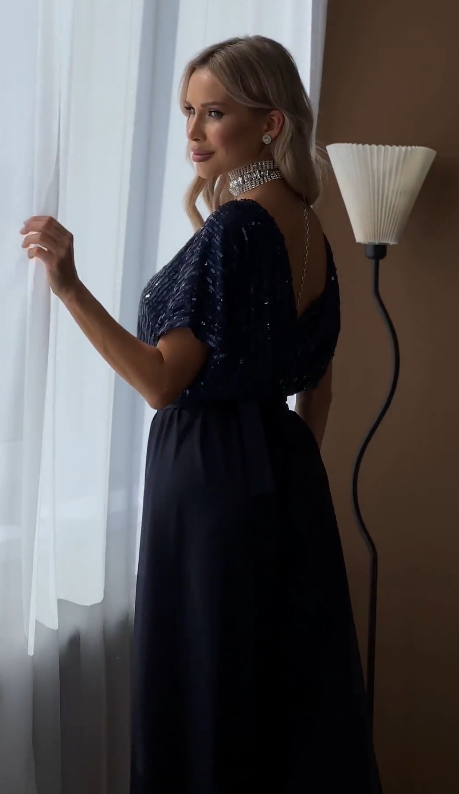 Garnitur z krótkim rękawem i okrągłym dekoltem, ozdobiony cekinami.