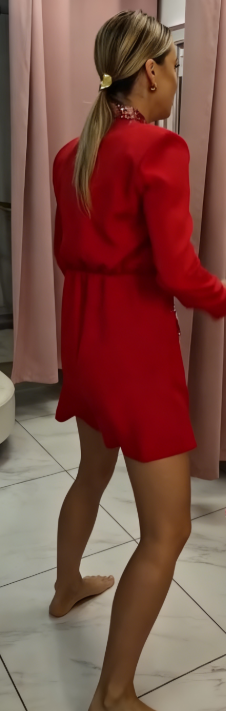 Elegancki kombinezon z cekinowym kołnierzykiem i swobodnym krojem