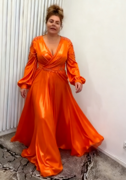 Sukienka, głęboki dekolt w serek, długie rękawy, plisowana talia, bufiaste rękawy