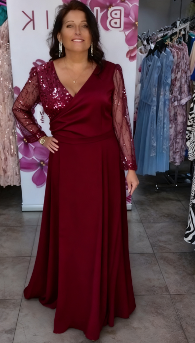 Sukienka z cekinami i dekoltem w serek