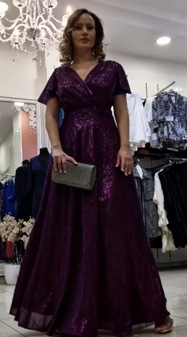 Dekolt w serek, skrzyżowany krój z przodu, rozszerzane rękawy, sukienka