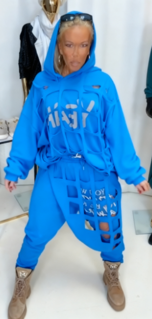 Dwuczęściowy komplet zawiera ubrania z nadrukowanymi literami i wycinanymi wzorami.