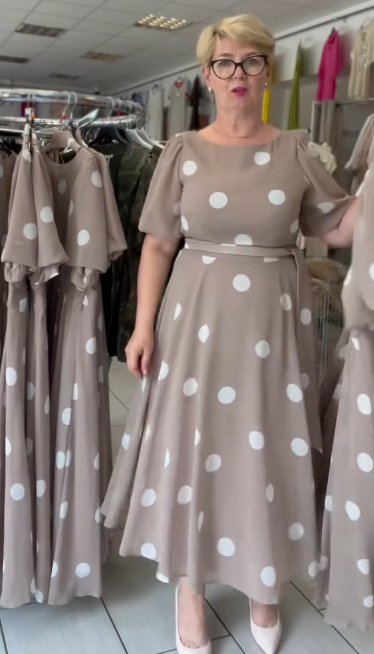 Elegancka sukienka damska z okrągłym dekoltem i wzorem w kropki w stylu retro