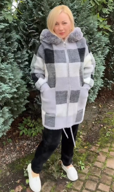 Elegancki, kratkowany płaszcz z kapturem, wykończony futerkiem.