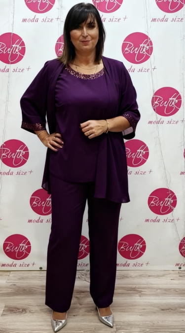 Lekki, trzyczęściowy komplet z cekinami zdobiącymi górę i mankiety.