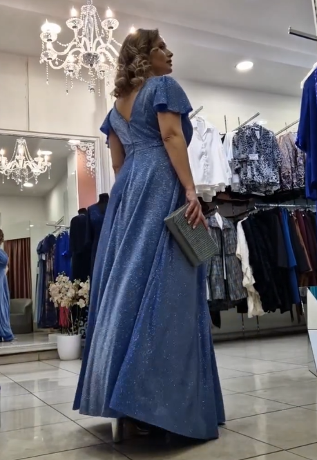 Dekolt w serek, skrzyżowany krój z przodu, rozszerzane rękawy, sukienka