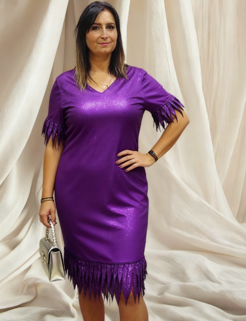 Sukienka z dekoltem w serek, cekinami i frędzlami