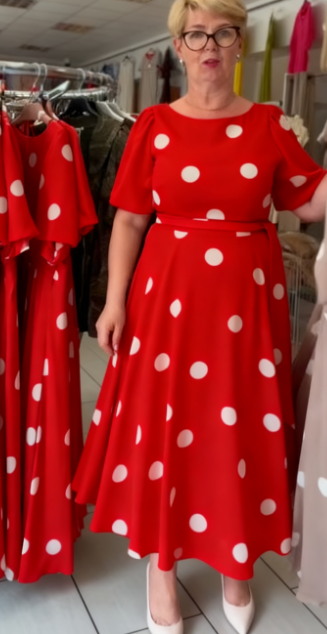 Elegancka sukienka damska z okrągłym dekoltem i wzorem w kropki w stylu retro