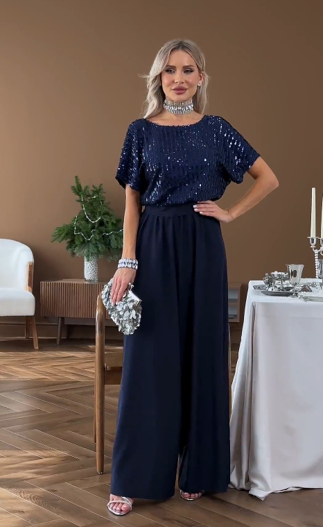 Garnitur z krótkim rękawem i okrągłym dekoltem, ozdobiony cekinami.