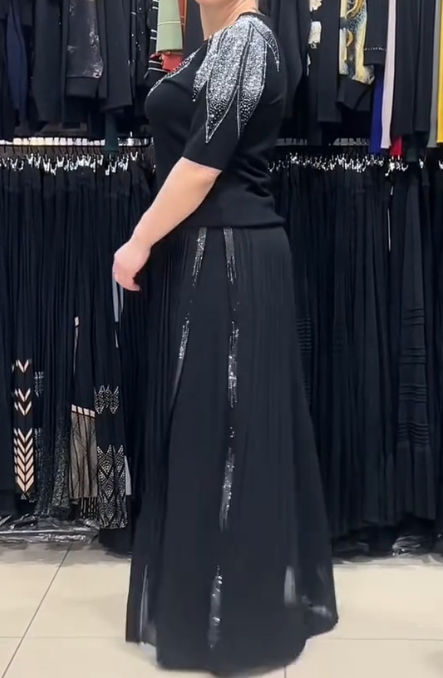 Elegancki garnitur z cekinowymi zdobieniami, krótkimi rękawami i okrągłym dekoltem.