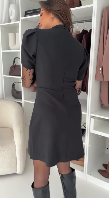 Elegancka sukienka z okrągłym dekoltem, koronkowymi rękawami i dopasowaną talią.