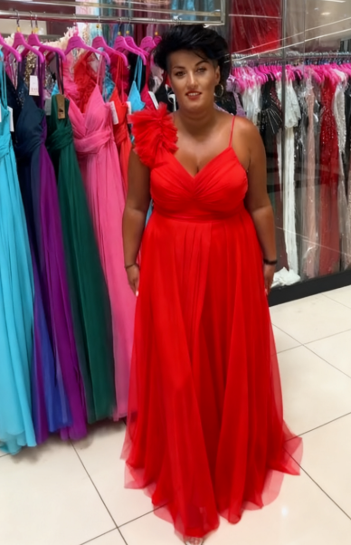 Sukienka z falbankami, tiulem, wysokim rozcięciem na jedno ramię