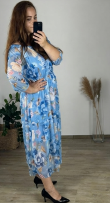 Sukienka z odkrytymi ramionami i półrękawem w nadruku