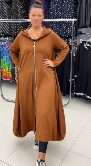 Długi płaszcz z kapturem i zamkiem błyskawicznym