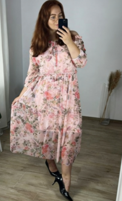 Sukienka z odkrytymi ramionami i półrękawem w nadruku