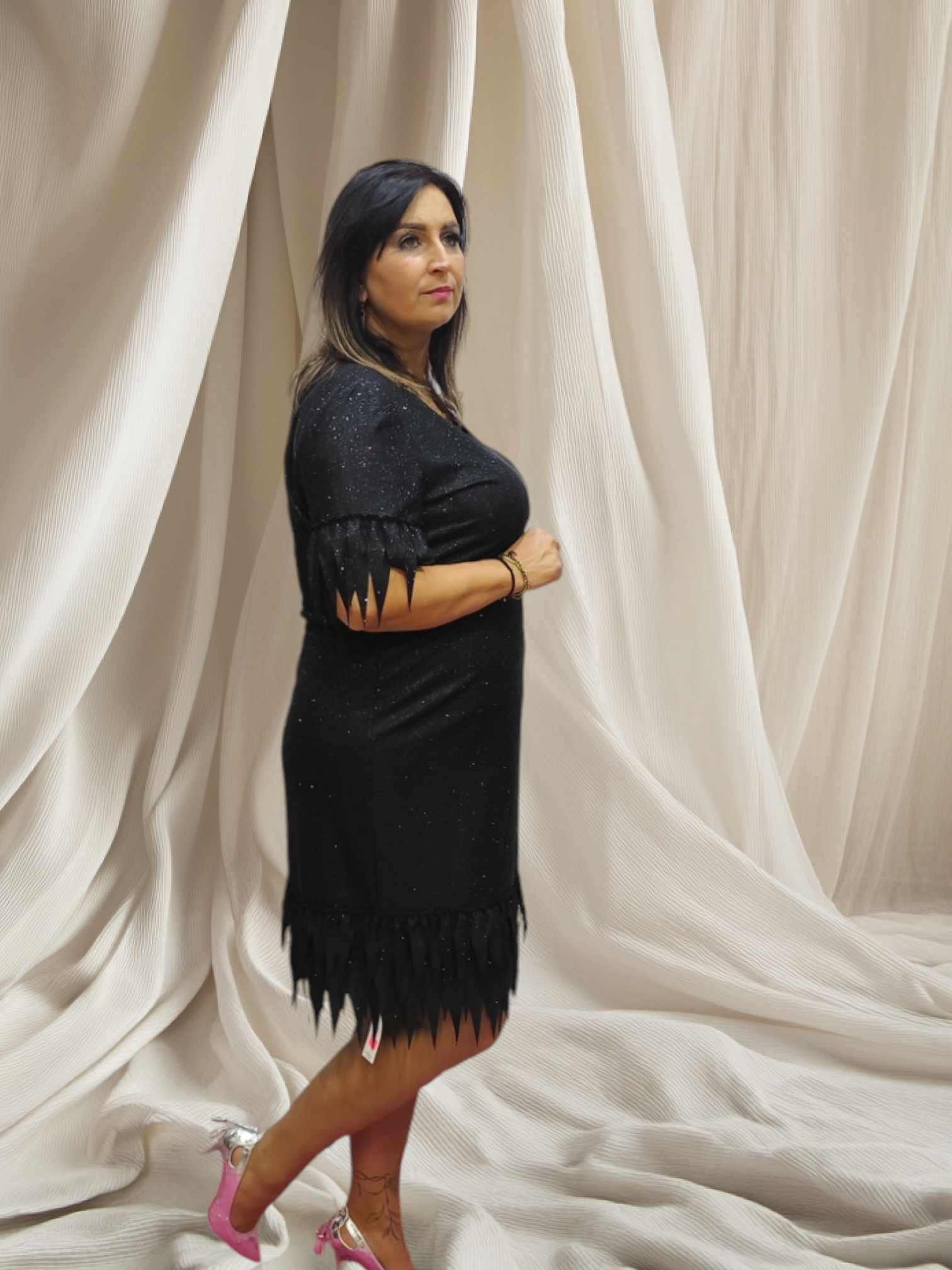 Sukienka z dekoltem w serek, cekinami i frędzlami