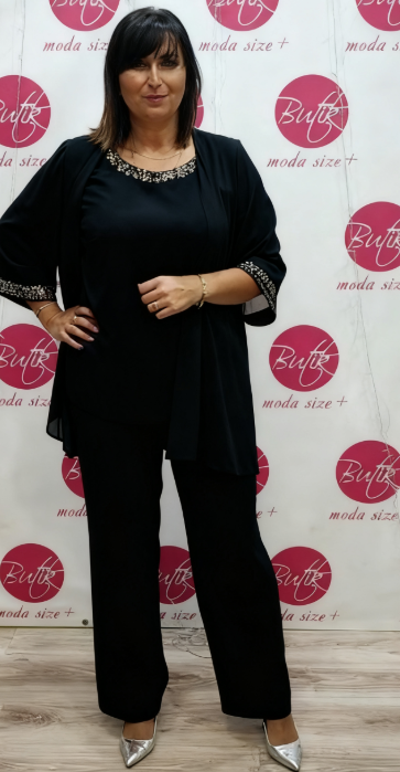 Lekki, trzyczęściowy komplet z cekinami zdobiącymi górę i mankiety.