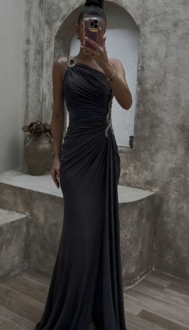 Sukienka z rozcięciem na jedno ramię, zdobiona cekinami