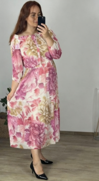 Sukienka z odkrytymi ramionami i półrękawem w nadruku