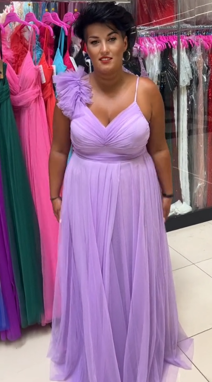 Sukienka z falbankami, tiulem, wysokim rozcięciem na jedno ramię