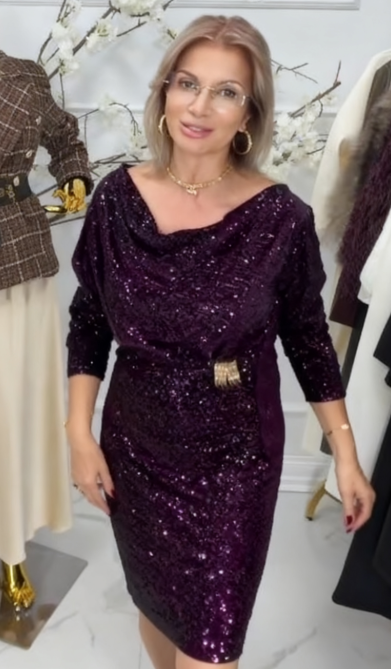Elegancka sukienka z odkrytym dekoltem, cekinami i metalicznym paskiem.