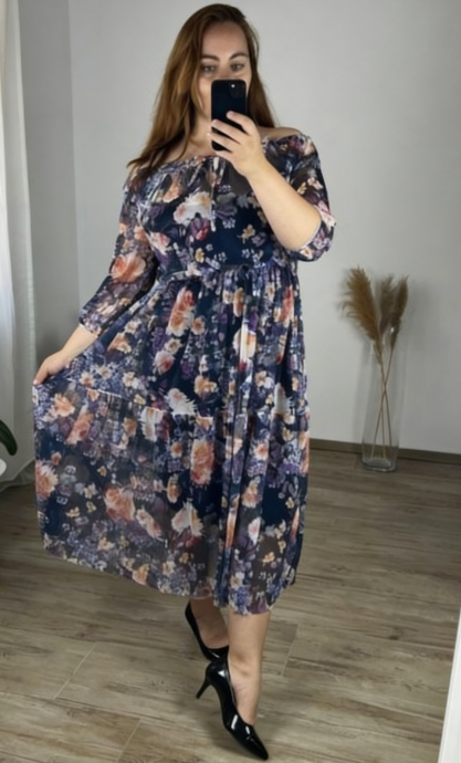 Sukienka z odkrytymi ramionami i półrękawem w nadruku