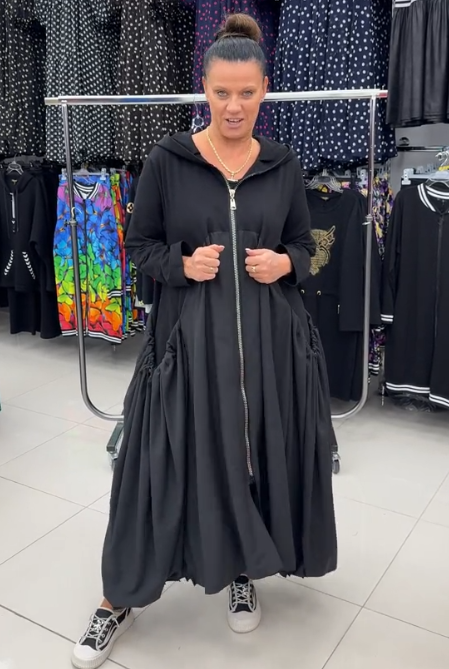 Długi płaszcz z kapturem i zamkiem błyskawicznym