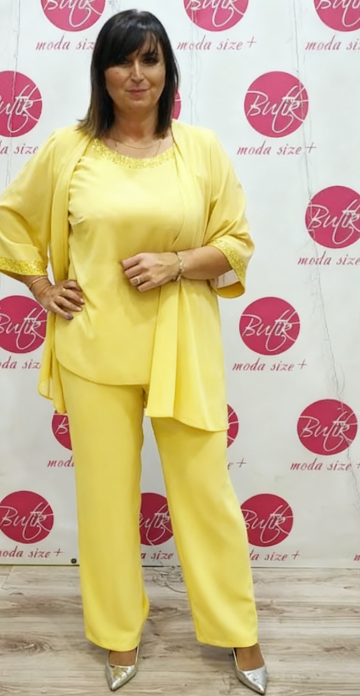 Lekki, trzyczęściowy komplet z cekinami zdobiącymi górę i mankiety.