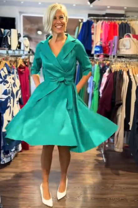 Sukienka z klapami i rękawem trzy czwarte