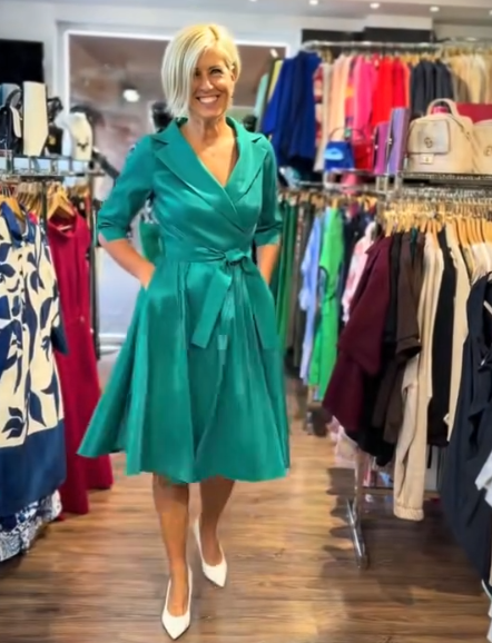 Sukienka z klapami i rękawem trzy czwarte