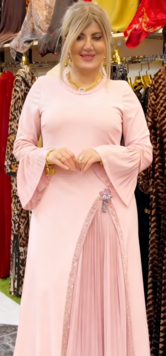 Sukienka z okrągłym dekoltem i rękawami w kształcie dzwonów, ozdobiona cekinami.