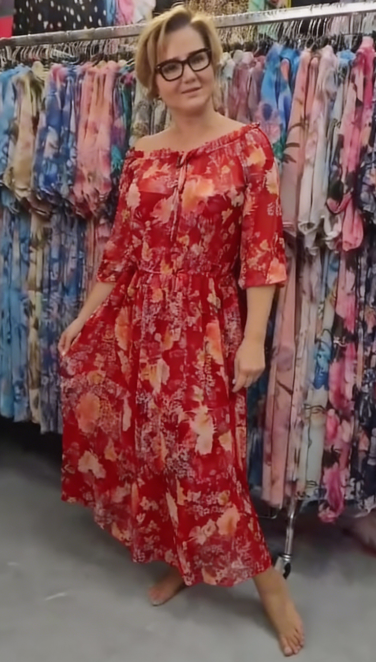 Sukienka z odkrytymi ramionami i półrękawem w nadruku