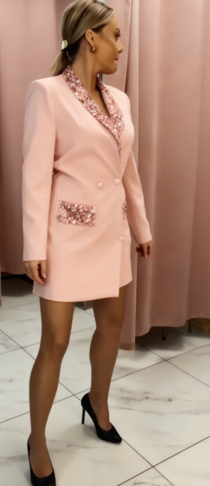 Elegancki kombinezon z cekinowym kołnierzykiem i swobodnym krojem