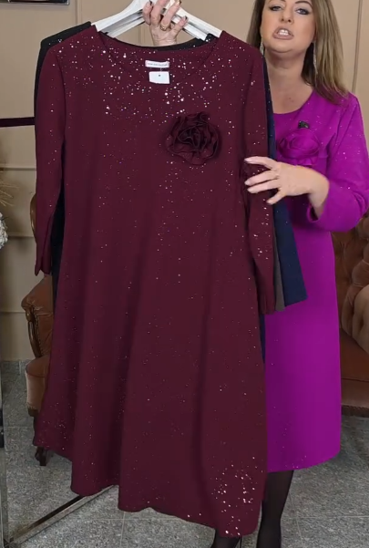 Elegancka sukienka z okrągłym dekoltem ozdobiona cekinami i kwiatowymi aplikacjami.