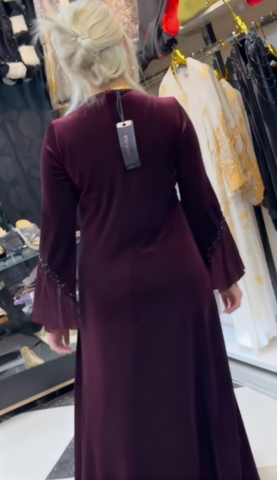 Sukienka z okrągłym dekoltem i rękawami w kształcie dzwonów, ozdobiona cekinami.