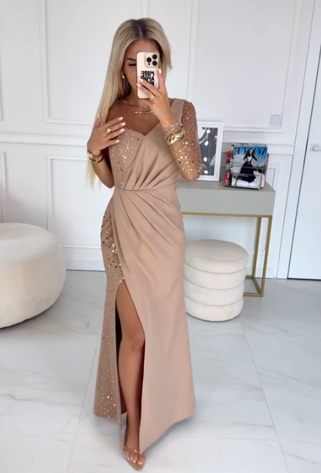 Długa sukienka z rozcięciem na jedno ramię i cekinami